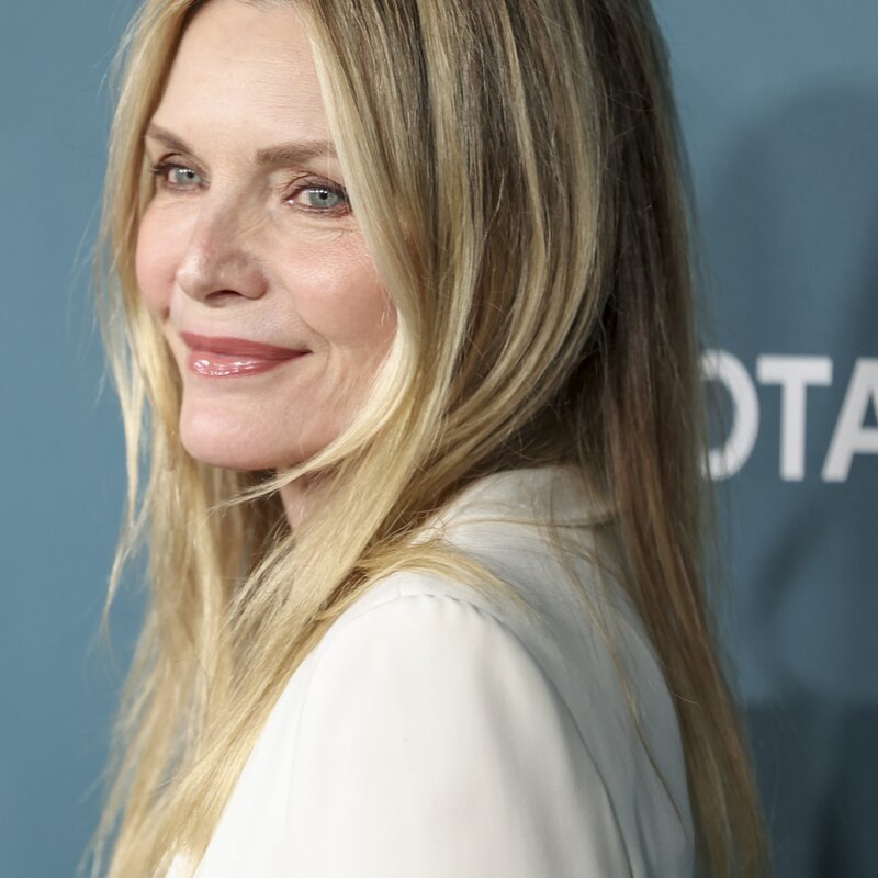 Schauspielerin Michelle Pfeiffer bei den EMA Awards | © GettyImages/Christopher Polk