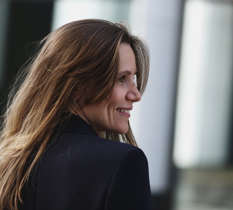Frau in ihren Vierzigern mit langen Haaren, die einen Haarwirbel kaschieren | © Getty Images/	Elena Popova