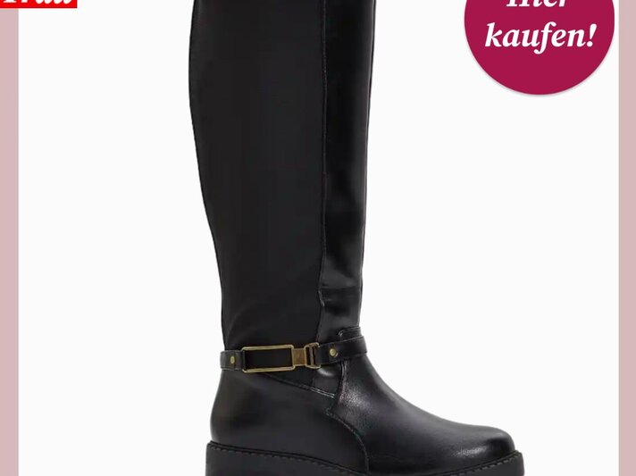 Schwarzer Lederimitat-Stiefel mit goldener Schnalle und flachem Absatz vor weißem Hintergrund, dekoriert mit "Hier kaufen!" Banner. | © Collage: Bonprix/ BILD der FRAU