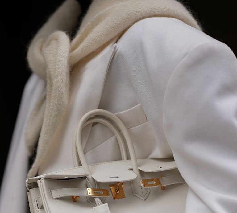 Zu sehen ist der Trendschal der Saison, der Sophie Scarf, in einem Cremeton | © GettyImages/Moritz Scholz 