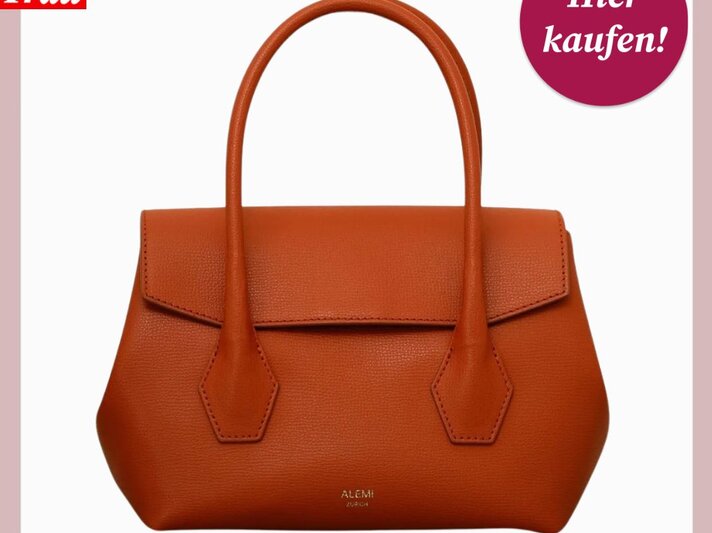 Elegante, braune Ledertasche mit strukturiertem Finish, kurzen Henkeln und goldgeprägtem Logo „Alemi Zürich“ auf weißem Hintergrund. | © Collage: ALEMI Zurich; bildderfrau.de
