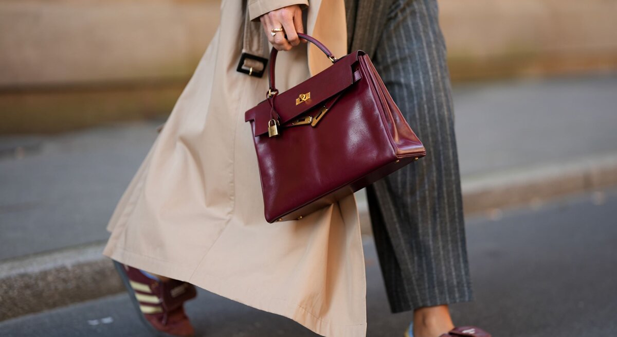 Zu sehen ist ein close-up Shot von Bordeaux farbenen Sneakers