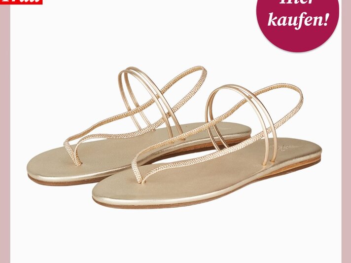 Paar goldene, minimalistische Sandalen mit filigranen Riemen und flacher Sohle, vor weißem Hintergrund elegant präsentiert. | © Collage: bildderfrau.de; Breuninger
