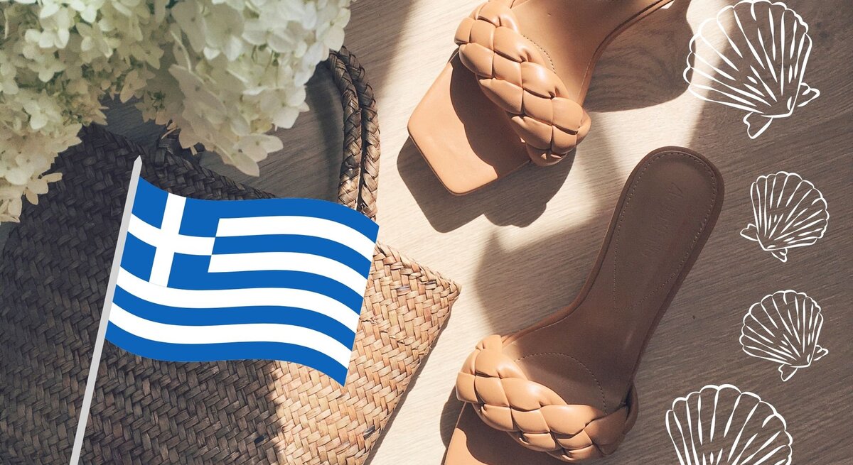 Sommerliche Szene mit Sandalen, Korbtasche und griechischer Flagge, umgeben von weißen Muschelgrafiken und zarten Blumen.