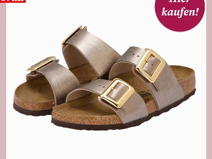 Beigefarbene Birkenstock-Sandalen mit goldenen Schnallen und anatomisch geformtem Korkfußbett vor weißem Hintergrund, daneben Werbeblase. | © Collage: Breuninger, bildderfrau.de