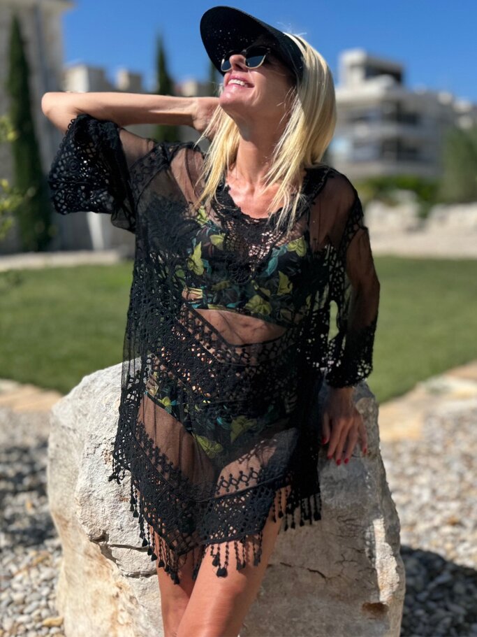 Zu sehen ist Renate Zott, die eine schwarze durchsichtige Tunika trägt | © Renate Zott