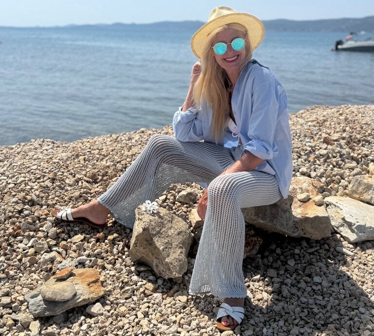 Zu sehen ist Renate Zott in einem Strandoutfit  | © Renate Zott