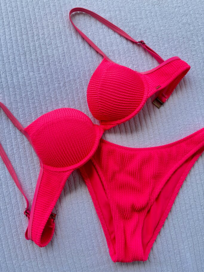 Zu sehen ist die Nahaufnahme eines pinken Bikinis | © Renate Zott