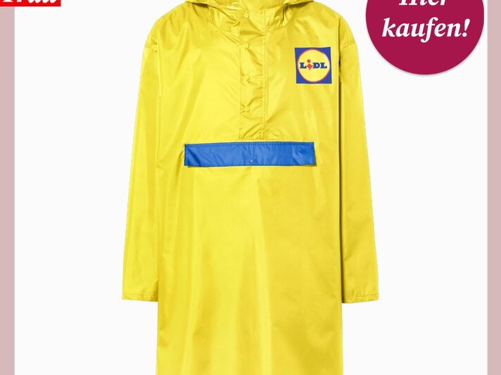 Leuchtend gelber Regenponcho mit Kapuze, blauer Fronttasche und Lidl-Logo auf der Brust, frontal präsentiert. | © Collage: bildderfrau.de/ Lidl