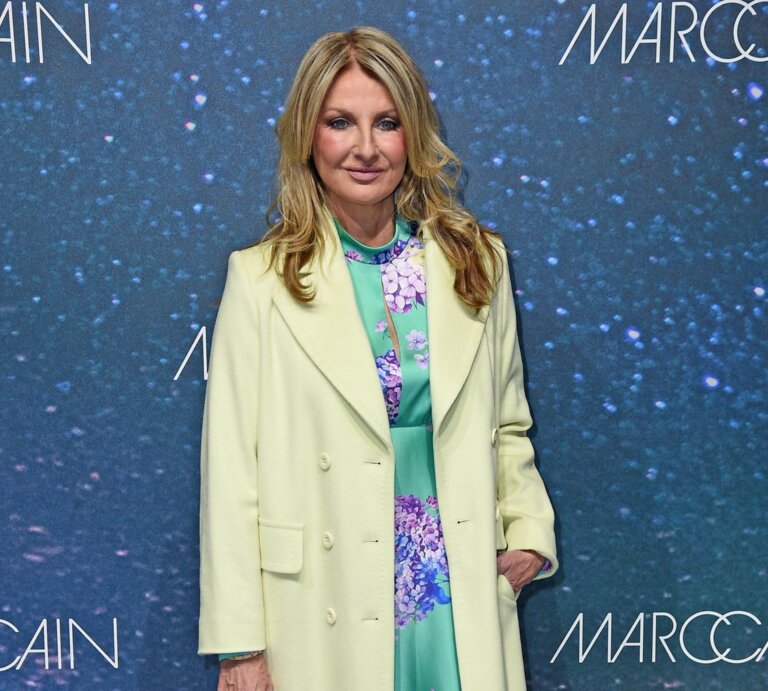 Elegant gekleidete Frauke Ludowig mit welligem, blondem Haar trägt ein mintgrünes Kleid mit floralem Muster, hellgrünen Mantel und nudefarbene Pumps. | © Tristar Media/WireImage)