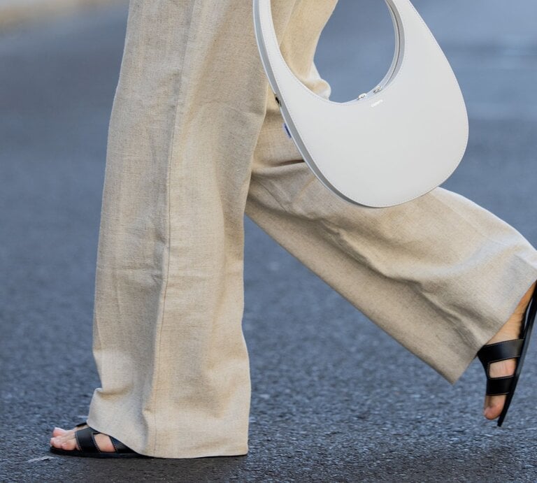 Zu sehen ist eine Frau, die Sandalen trägt | © GettyImages/Christian Vierig 