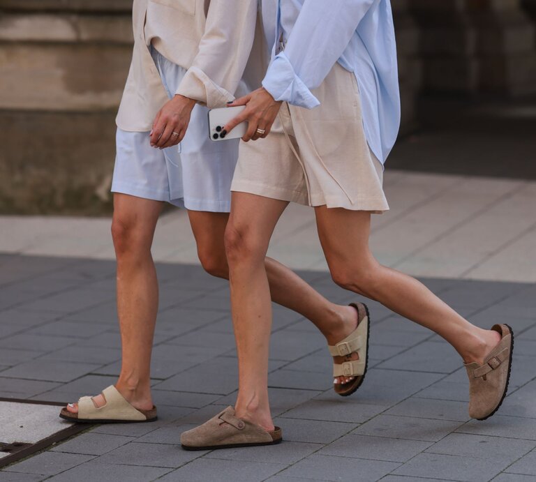 Zu sehen sind die Birkenstock Clogs Boston im scandi style | © GettyImages/Jeremy Moeller