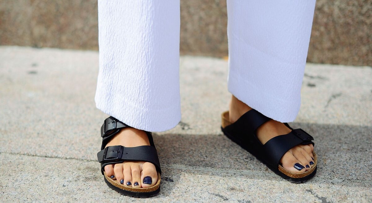 Nahaufnahme Füße von Carola Bernard in Birkenstock Sandalen