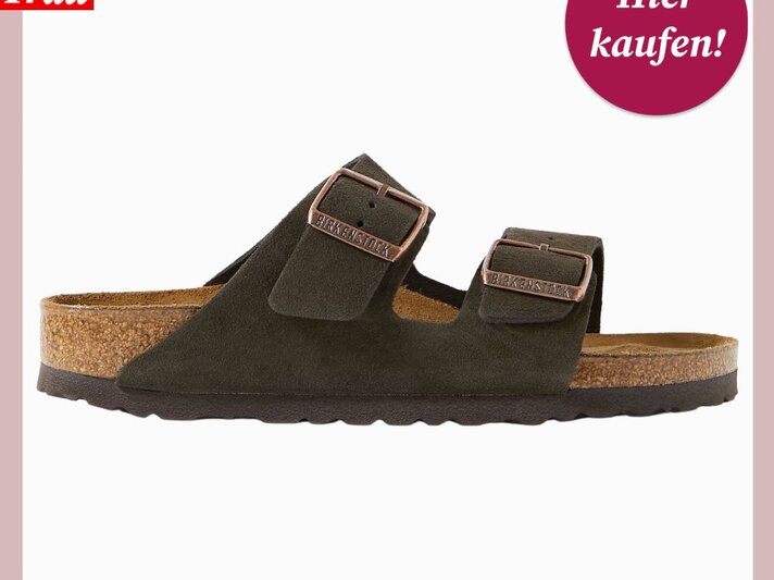 Dunkelgrüne Birkenstock-Pantolette aus Veloursleder mit zwei verstellbaren Kupferschnallen und Kork-Fußbett. | © Birkenstock/ Collage: 