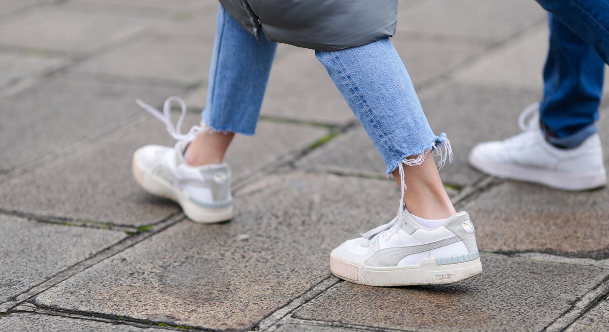 Streetstylebild von Sneakers in Weiß