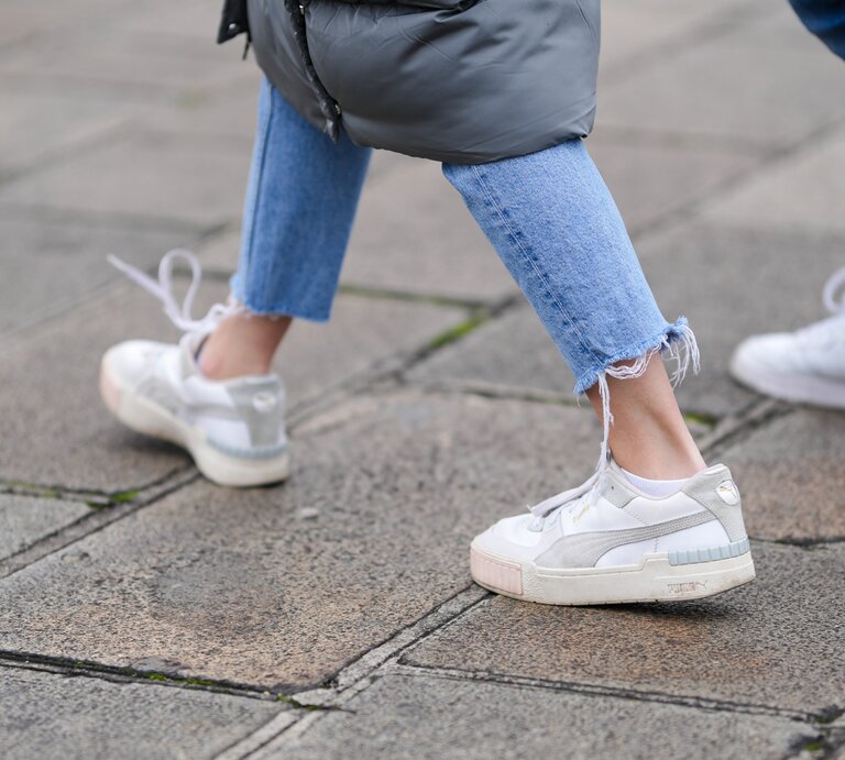Streetstylebild von Sneakers in Weiß | © Getty Images/Edward Berthelot