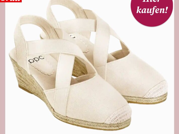 Beigefarbene Espadrille-Sandalen mit Keilabsatz und breiten Kreuzriemen, aus Leinenstoff auf heller Fläche arrangiert. | © Bonprix/ Collage: bildderfrau.de