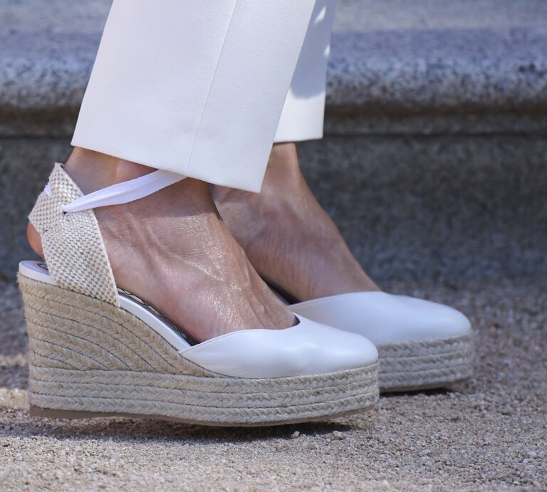 Nahaufnahme weiße Espadrilles | © Getty Images/Carlos Alvarez