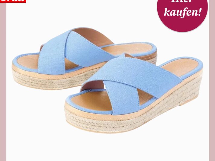 Paar hellblauer Keilsandalen mit breiten Kreuzriemen und geflochtener Bastsohle auf weißem Hintergrund, modisch und bequem. | © Lidl/ Collage: bildderfrau.de