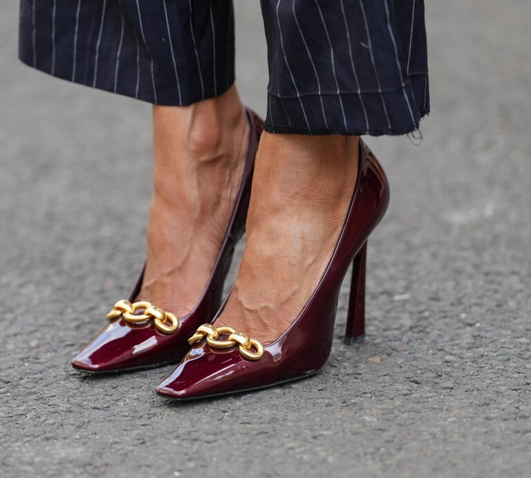 Nahaufnahme von den Pumps einer Frau - Streetstyle | © Getty Images/Edward Berthelot