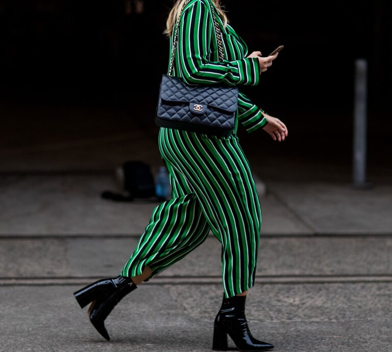 Zu sehen ist eine Frau, die längstreifen trägt | © GettyImages/Christian Vierig 