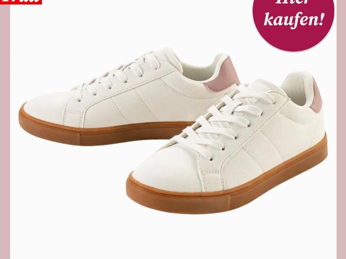 Weiße Sneaker mit brauner Sohle und roségoldenem Fersenbesatz, paarweise auf weißem Hintergrund mit Kauf-Button arrangiert. | © Lidl