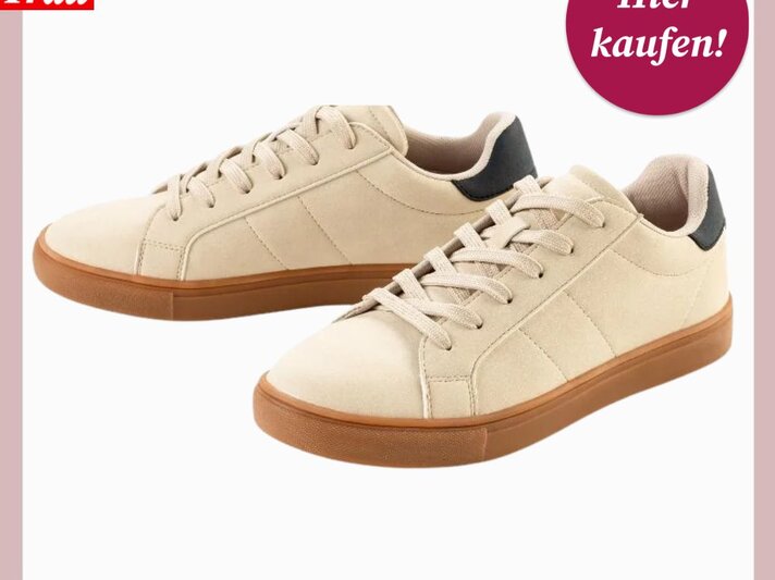 Beigefarbene Low-Top-Sneaker mit hellbrauner Sohle und schwarzem Fersenbesatz, schräg auf weißem Hintergrund präsentiert. | © Lidl