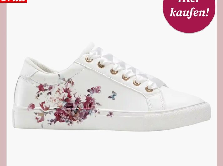 Modischer weißer Damensneaker mit zarten Blumen und Schmetterlingen als Druck, präsentiert vor weißem Hintergrund. | © Bonprix