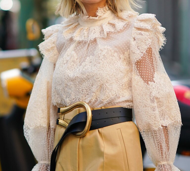 Zu sehen ist eine Spitzenbluse mit Volants | © GettyImages/Edward Berthelot