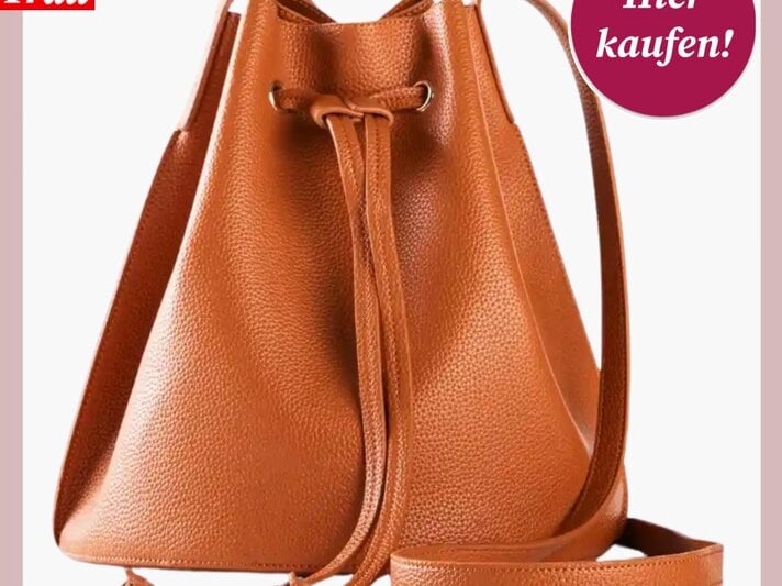 Elegante cognacfarbene Beuteltasche aus genarbtem Leder mit Kordelzug und langem Schulterriemen vor weißem Hintergrund. | © Bonprix