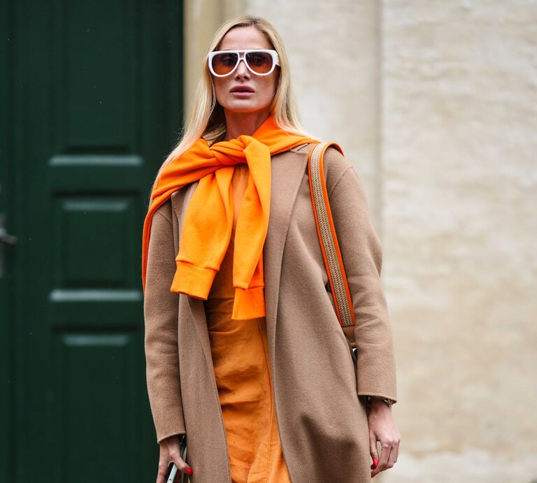 Zu sehen ist eine Frau in einem stylischen Streetstyle Outfit mit hohem Orangeanteil | © Getty Images/Edward Berthelot 