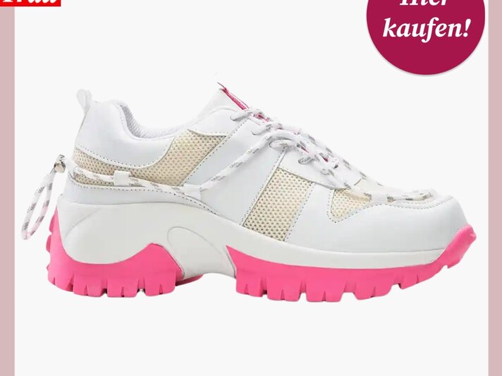 Stylischer Sneaker mit pink-weißer Farbkombination, robustem Design und dekorativen Schnürsenkeln, präsentiert vor neutralem Hintergrund. | © Bonprix