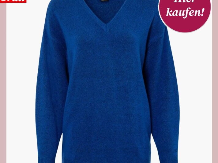 Schlichter, leuchtend blauer Pullover mit V-Ausschnitt und langen Ärmeln vor weißem Hintergrund, beworben mit "Hier kaufen!". | © Bonprix