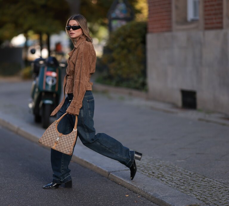 Streetstylebild von Frau mit dunkler Jeans und brauner Jacke. | © Jeremy Moeller/Getty Images