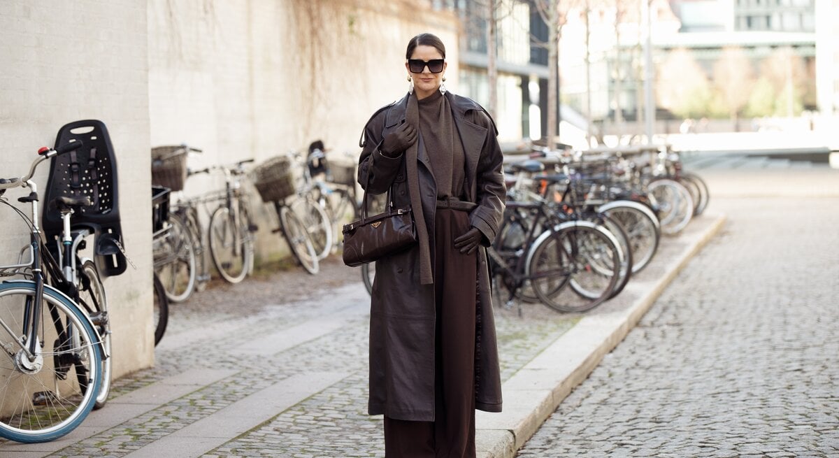 Streetstylebild von einer Frau mit brauner Hose und braunem Mantel