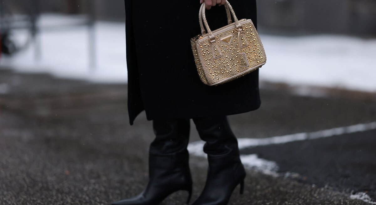 Streetstylebild mit Glitzertasche in Gold