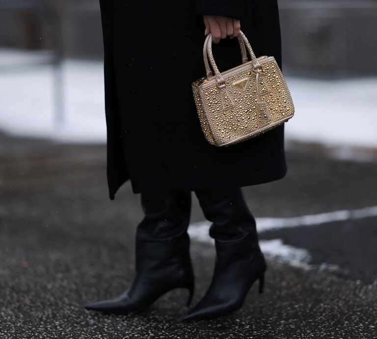 Streetstylebild mit Glitzertasche in Gold | © Jeremy Moeller/Getty Images
