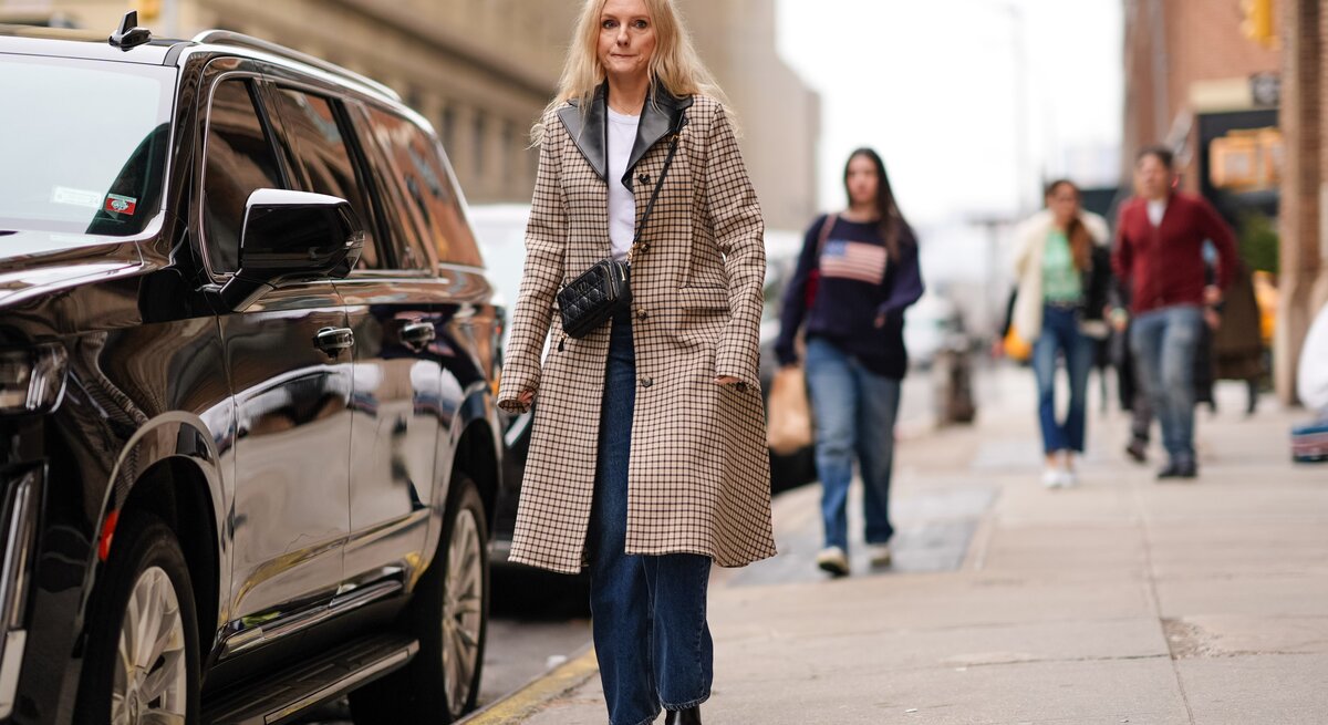 Streetstylebild mit schwarzen Stiefeln und blauer Jeans.