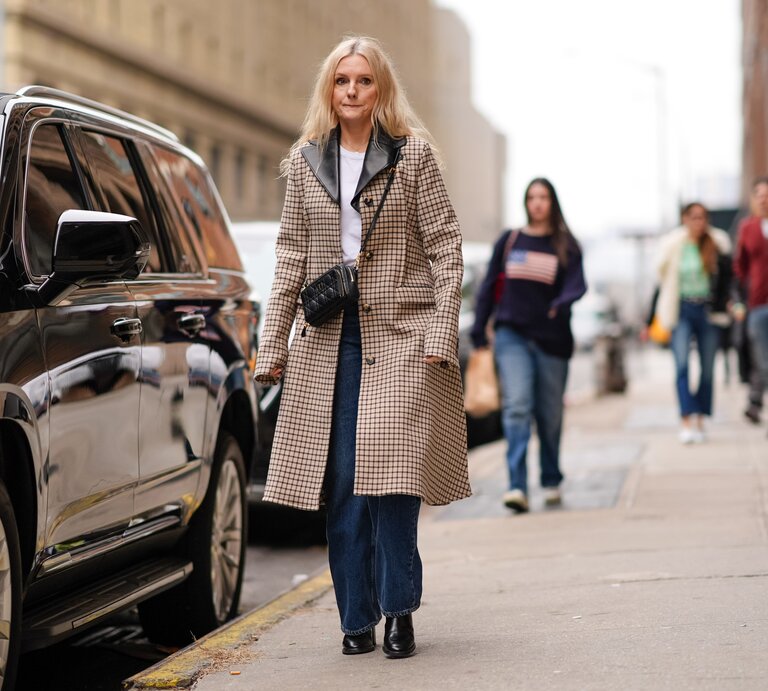 Streetstylebild mit schwarzen Stiefeln und blauer Jeans. | © Edward Berthelot/Getty Images