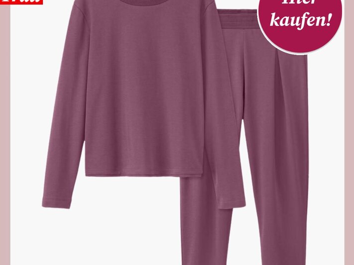 Bequemer zweiteiliger Pyjama in Mauve, bestehend aus langem Shirt und schmaler Hose, perfekt für gemütliche Abende. | © hessnatur