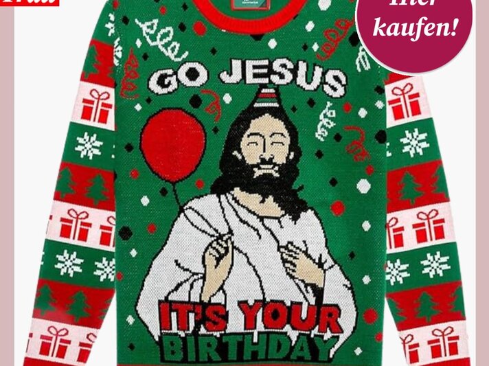 Grüner Weihnachtspullover mit Jesus-Motiv, roten Details, Geschenk- und Schneeflockenmuster und der Aufschrift „Go Jesus, It's Your Birthday“. | © Amazon
