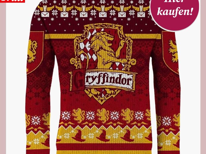 Ein weihnachtlicher Pullover in Rot und Gelb mit einem Löwen-Wappen und kleineren Harry Potter Verzierungen. | © Amazon