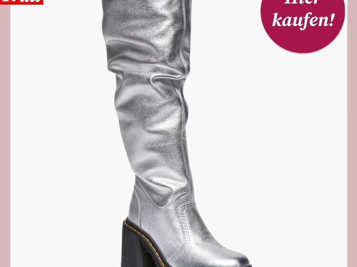 Ein Paar silberne Stiefel präsentiert in einer Shoppingvorlage von BILD der FRAU | © Dr. Martens