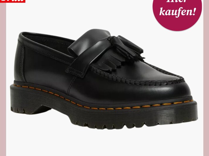 Schwarzer Loafer aus Glattleder mit Quasten und auffälliger gelber Naht auf robuster Profilsohle vor weißem Hintergrund. | © Dr. Martens