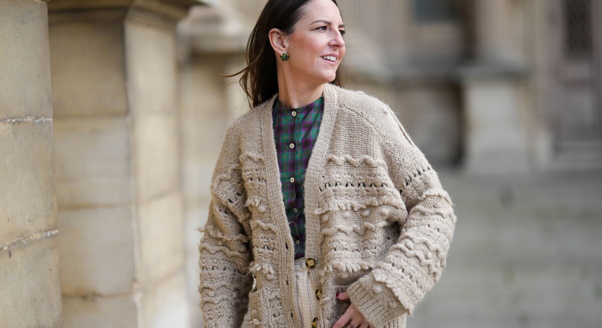 Streetstylefoto von Frau mit beigem, groben Strickcardigan.