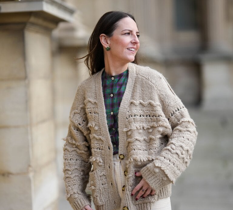 Streetstylefoto von Frau mit beigem, groben Strickcardigan. | © Edward Berthelot/Getty Images