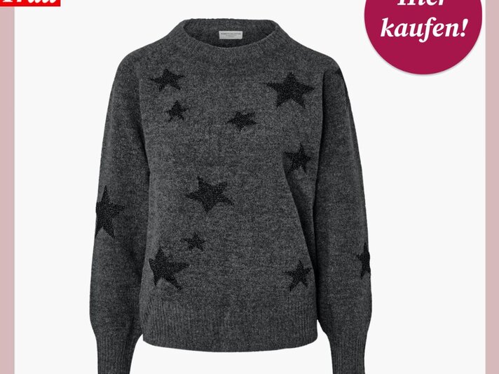 Dunkelgrauer Strickpullover mit schwarzen Sternmotiven und Rundhalsausschnitt vor weißem Hintergrund. | © Tchibo 