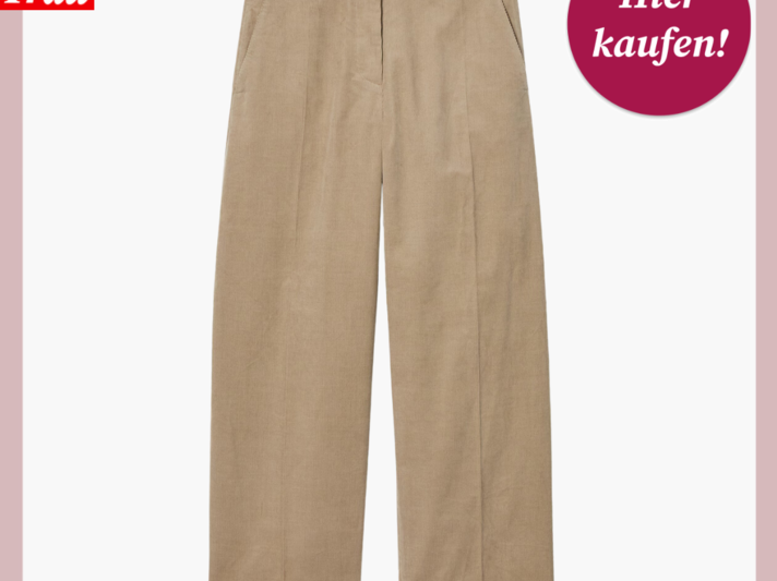 Werbebild von einer Cordhose in Beige. Sie hat eine verkürzte Länge und eine normale Passform. | © Cos