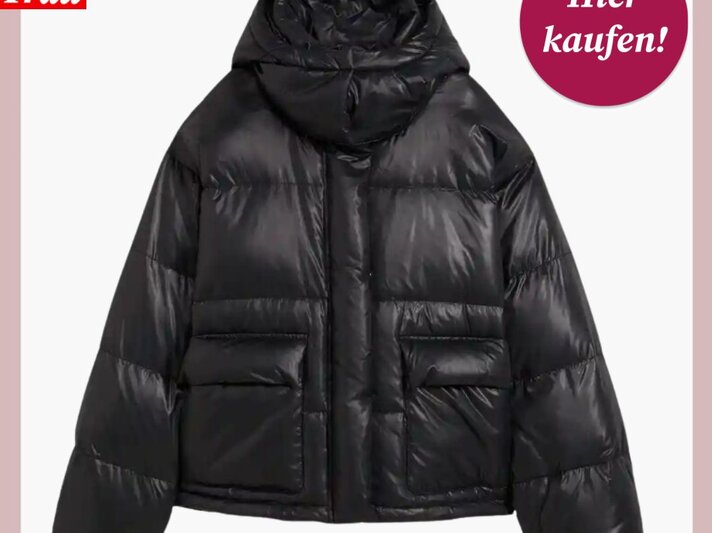 Schwarze, glänzende Steppjacke mit Kapuze und großen Taschen, modern geschnitten, auf weißem Hintergrund präsentiert. | © Bonprix