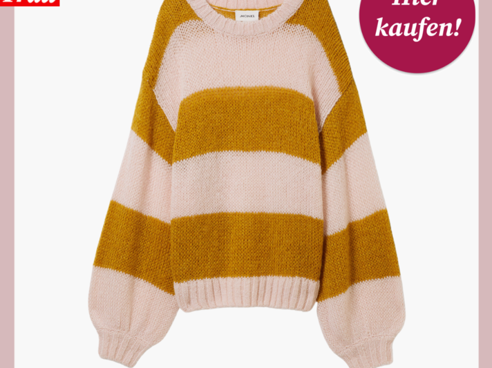 Werbebild von gestreiftem Strickpullover in Beige und Senfgelb. | © Monki